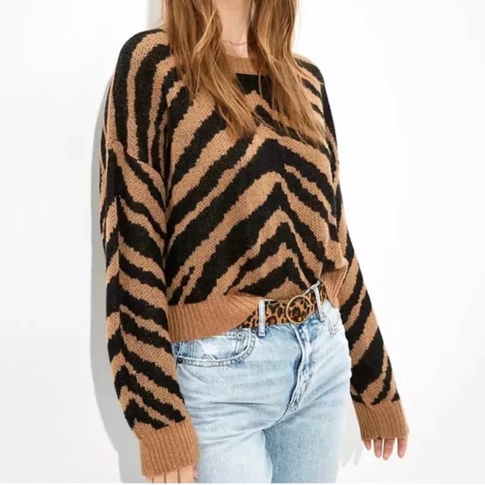 American Eagle Sweater Cropped Tan Black Tiger Animal Print Soft Wool Blend Sz M - Picture 1 of 6